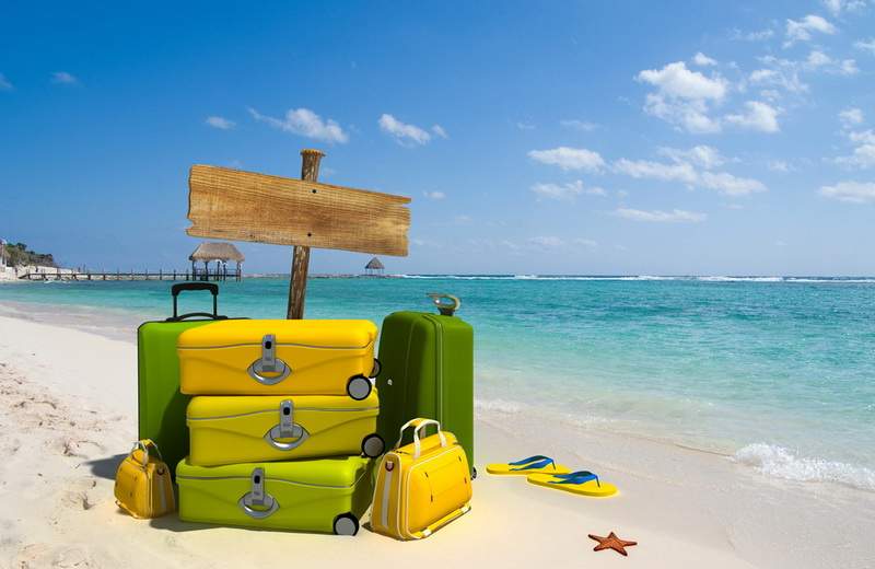чемоданы на фоне моря
